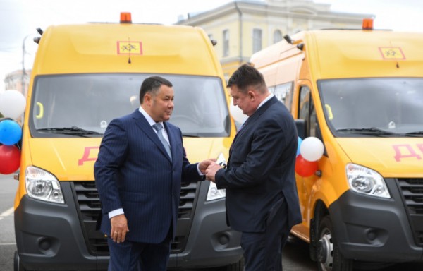 В Твери прошла торжественная церемония передачи новых школьных автобусов в районы