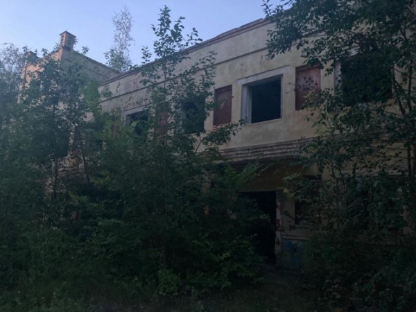 В Тверской области девочка-подросток упала с крыши заброшенного здания