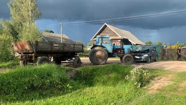 В Тверской области трактор врезался в легковушку, погибла женщина В Тверской области трактор врезался в легковушку, погибла женщина