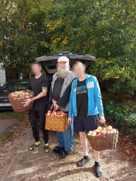 В Торжке в церковном саду собрали урожай яблок и передали для наркозависимых В Торжке в церковном саду собрали урожай яблок и передали для наркозависимых