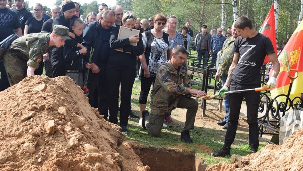 В посёлке Мирный похоронили мобилизованного, у которого остались мать, жена и дочь В посёлке Мирный похоронили мобилизованного, у которого остались мать, жена и дочь