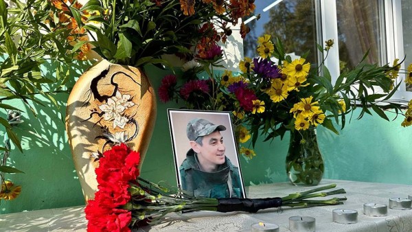 На колледже в Тверской области установили мемориальную доску погибшему на СВО На колледже в Тверской области установили мемориальную доску погибшему на СВО