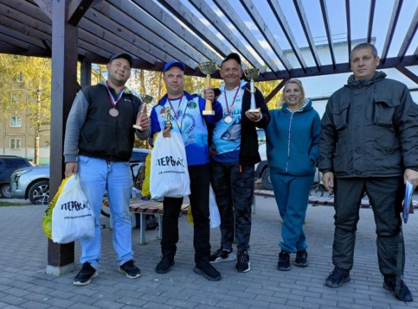 В Твери рыбаки наловили лещей и окуней и отпустили улов обратно в Волгу В Твери рыбаки наловили лещей и окуней и отпустили улов обратно в Волгу