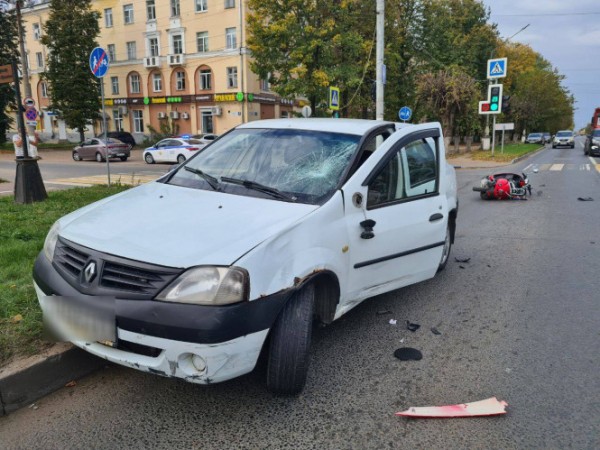 В Твери в Заволжье мопед врезался в иномарку В Твери в Заволжье мопед врезался в иномарку