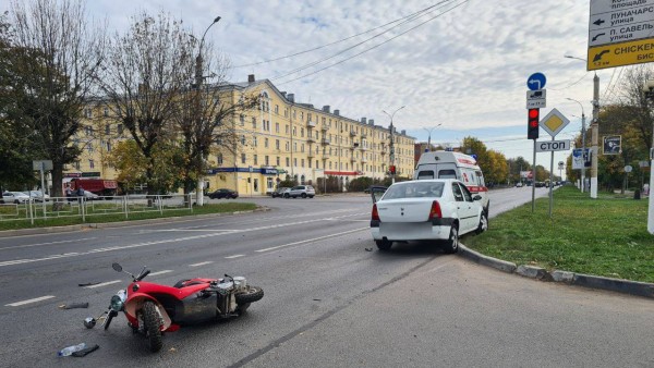 В Твери в Заволжье мопед врезался в иномарку В Твери в Заволжье мопед врезался в иномарку