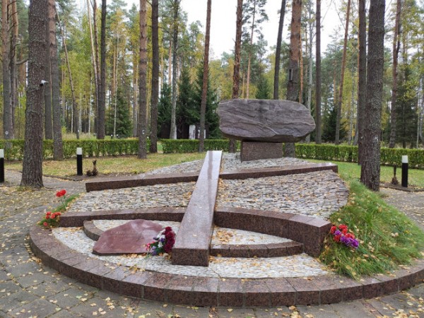 На территории мемориала "Медное" устанавливают памятники революционерам На территории мемориала "Медное" устанавливают памятники революционерам