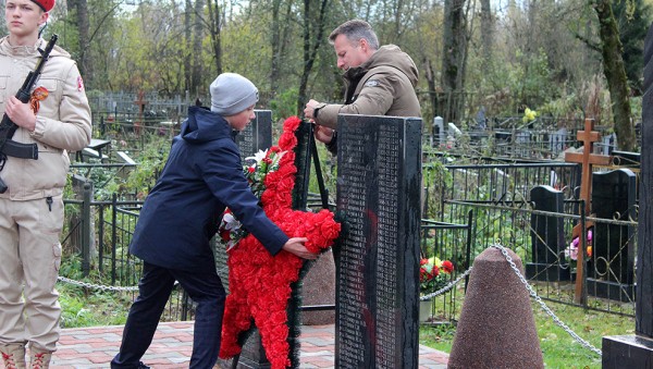 В селе Пушкино Тверской области прошла реконструкция братского захоронения В селе Пушкино Тверской области прошла реконструкция братского захоронения