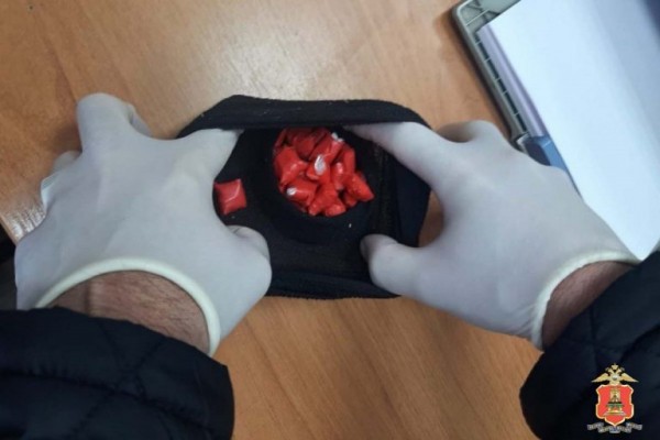 В Торжке 43-летняя женщина пыталась пронести наркотики в бюстгальтере В Торжке 43-летняя женщина пыталась пронести наркотики в бюстгальтере