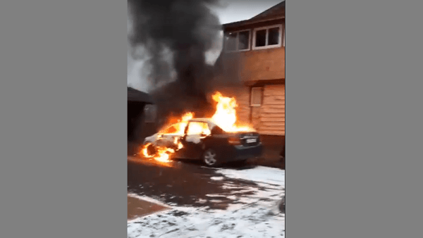 В Твери в Новой Константиновке сгорел Nissan Tiida В Твери в Новой Константиновке сгорел Nissan Tiida