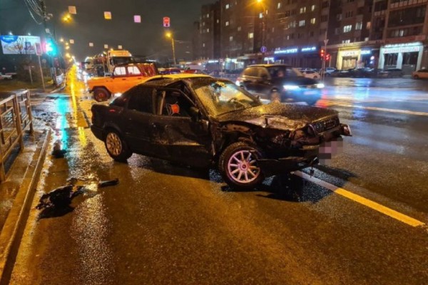 В Твери возле съезда с Восточного моста Audi протаранила УАЗ В Твери возле съезда с Восточного моста Audi протаранила УАЗ