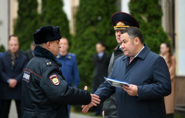 Полицейским Тверской области передали 16 новых служебных автомобилей Полицейским Тверской области передали 16 новых служебных автомобилей