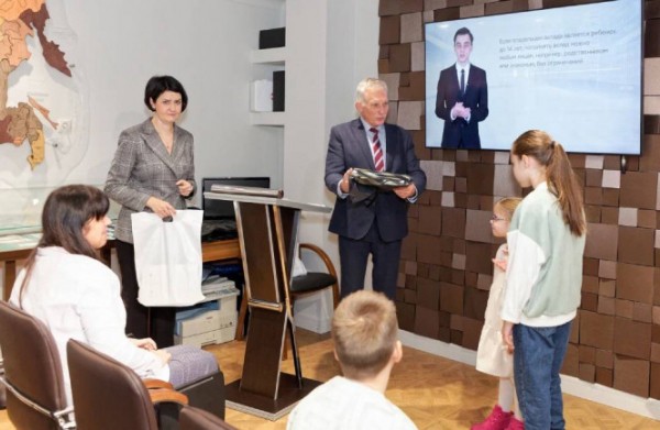 Семьям-победителям конкурса "Семейная копилка" вручили памятные подарки Семьям-победителям конкурса "Семейная копилка" вручили памятные подарки