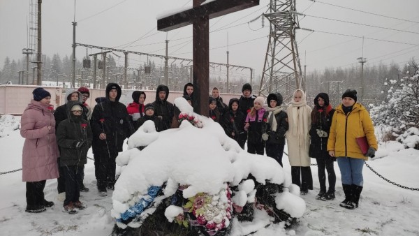 В Тверской области возложили цветы на месте крушения "Невского экспресса" В Тверской области возложили цветы на месте крушения "Невского экспресса"