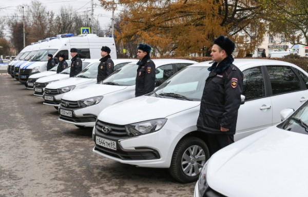 Полицейским Тверской области передали 16 новых служебных автомобилей Полицейским Тверской области передали 16 новых служебных автомобилей