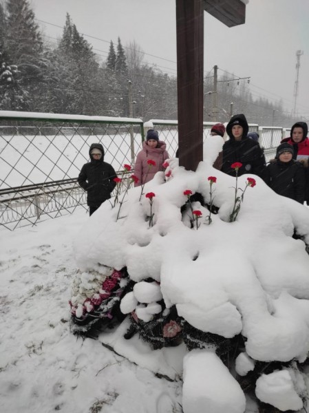 В Тверской области возложили цветы на месте крушения "Невского экспресса" В Тверской области возложили цветы на месте крушения "Невского экспресса"