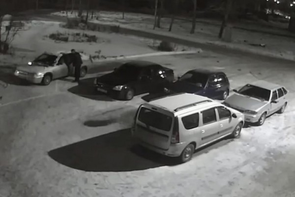 Опубликовано видео момента угона автомобиля в Тверской области Опубликовано видео момента угона автомобиля в Тверской области