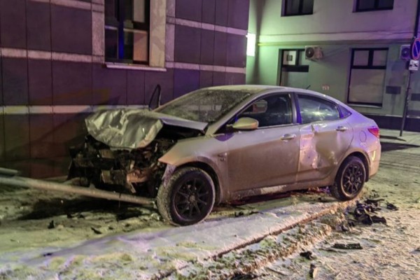 Утром в Твери в серьезном ДТП на Смоленском переулке пострадал водитель Утром в Твери в серьезном ДТП на Смоленском переулке пострадал водитель
