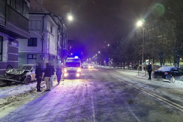 Утром в Твери в серьезном ДТП на Смоленском переулке пострадал водитель Утром в Твери в серьезном ДТП на Смоленском переулке пострадал водитель