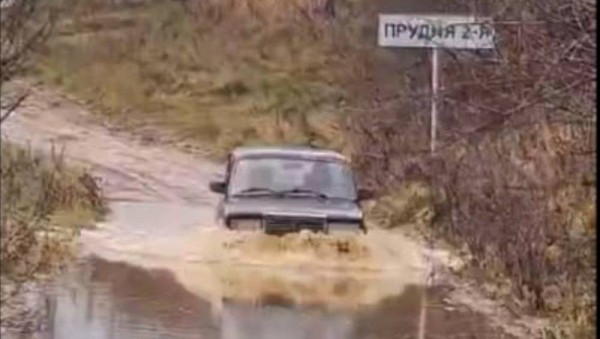 В деревне Тверской области автомобили штурмуют затопленную дорогу В деревне Тверской области автомобили штурмуют затопленную дорогу
