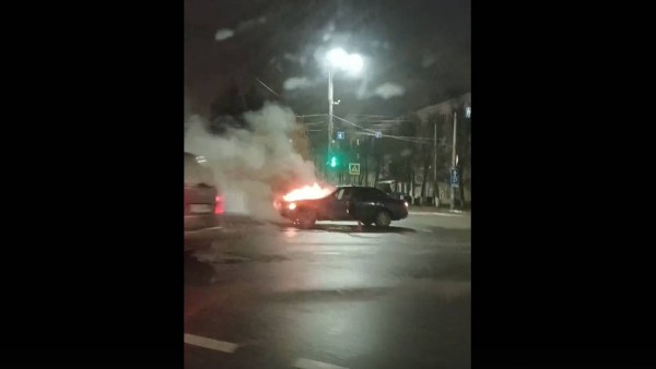 В Твери на площади Мира горел автомобиль В Твери на площади Мира горел автомобиль