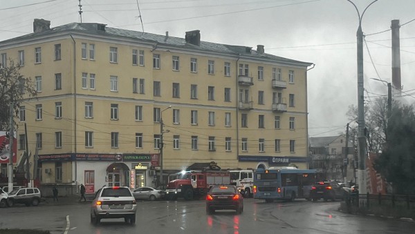 В Твери пять человек эвакуировали со второго этажа горящего дома В Твери пять человек эвакуировали со второго этажа горящего дома