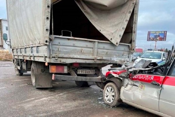 В Тверской области автомобиль Росгвардии врезался в грузовик: проводится проверка В Тверской области автомобиль Росгвардии врезался в грузовик: проводится проверка