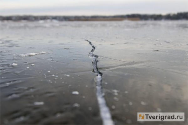 В Тверской области из затонувшей машины извлекли тело погибшего В Тверской области из затонувшей машины извлекли тело погибшего