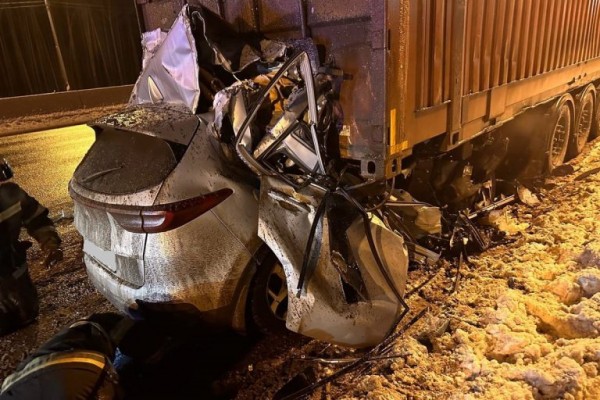 В Тверской области на трассе М-10 водитель легковушки погиб в жутком ДТП с фурой В Тверской области на трассе М-10 водитель легковушки погиб в жутком ДТП с фурой