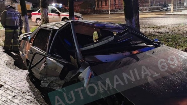 В Тверской области пострадавших деблокировали из влетевшего в дом авто В Тверской области пострадавших деблокировали из влетевшего в дом авто