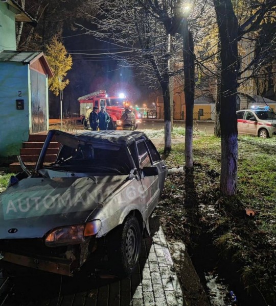 В Тверской области пострадавших деблокировали из влетевшего в дом авто В Тверской области пострадавших деблокировали из влетевшего в дом авто