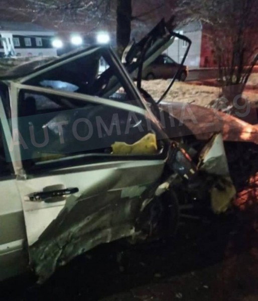 В Тверской области пострадавших деблокировали из влетевшего в дом авто В Тверской области пострадавших деблокировали из влетевшего в дом авто