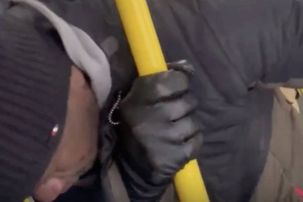 В тверском автобусе избили темнокожего мужчину В тверском автобусе избили темнокожего мужчину