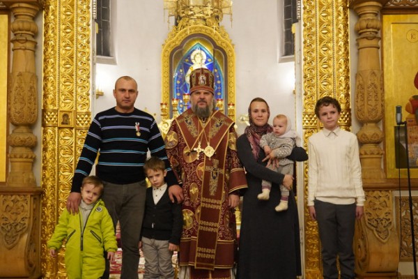 В Твери митрополит Амвросий вручил медали многодетным православным родителям