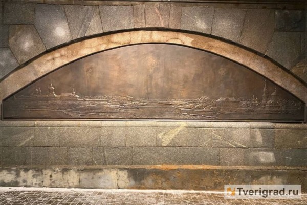 Барельеф с изображением Отроч монастыря появился под Новым мостом в Твери Барельеф с изображением Отроч монастыря появился под Новым мостом в Твери
