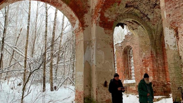 В стенах разрушенного храма села Новоивановское совершено богослужение В стенах разрушенного храма села Новоивановское совершено богослужение
