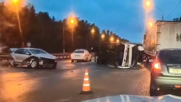 Под Тверью из-за аварии собралась пробка Под Тверью из-за аварии собралась пробка
