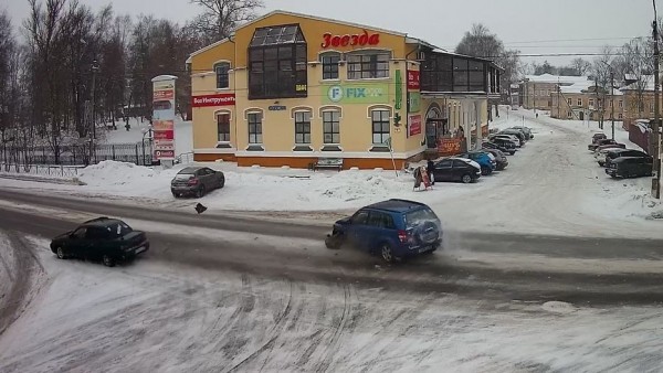 Появилось видео столкновения двух автомобилей в Бежецке Появилось видео столкновения двух автомобилей в Бежецке