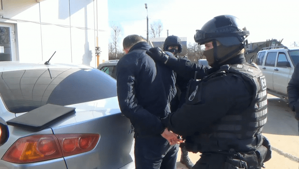 В Твери двум таможенникам за взятки дали 8 лет колонии строгого режима В Твери двум таможенникам за взятки дали 8 лет колонии строгого режима