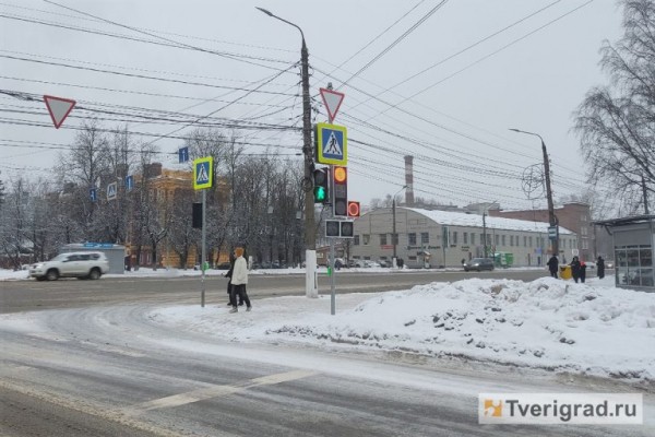 В Твери на перекрёстке на проспекте Калинина ввели новую схему дорожного движения В Твери на перекрёстке на проспекте Калинина ввели новую схему дорожного движения