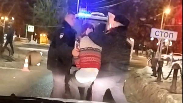 В Твери полицейские задержали бегавшего по дороге неадекватного мужчину В Твери полицейские задержали бегавшего по дороге неадекватного мужчину