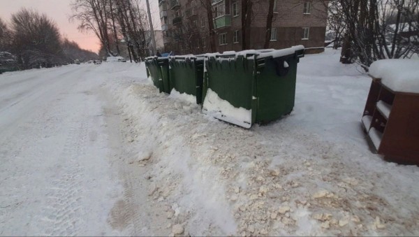 В Тверской области из-за снегопада мусоровозы не могут подъехать к контейнерам В Тверской области из-за снегопада мусоровозы не могут подъехать к контейнерам