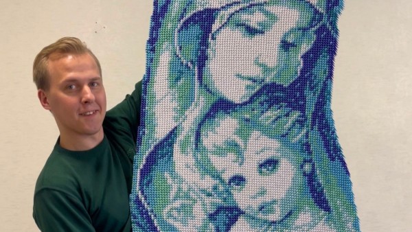 Волонтёр Николай Романенко создал картину с Марией и младенцем в технике оригами Волонтёр Николай Романенко создал картину с Марией и младенцем в технике оригами