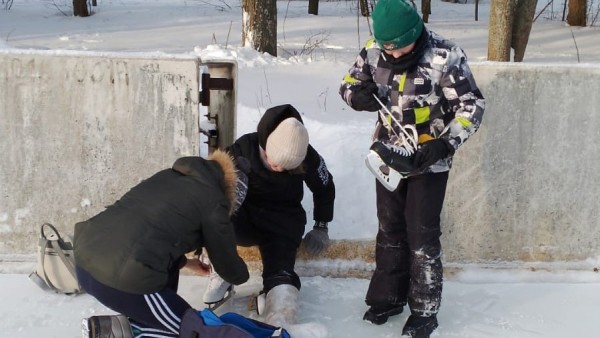 В посёлке Сахарово местные жители и студенты ТГСХА залили каток В посёлке Сахарово местные жители и студенты ТГСХА залили каток