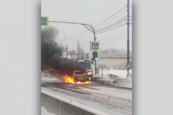 На трассе М-10 под Тверью загорелся автомобиль На трассе М-10 под Тверью загорелся автомобиль