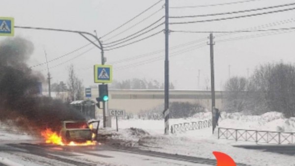 Под Тверью на М-10 загорелся автомобиль Под Тверью на М-10 загорелся автомобиль