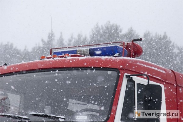 Под Тверью сгорел двухэтажный жилой дом Под Тверью сгорел двухэтажный жилой дом