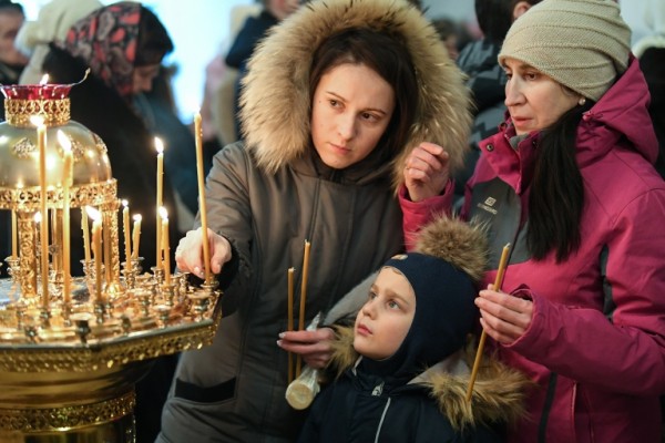В храмах Верхневолжья проходят праздничные богослужения в честь Рождества Христова