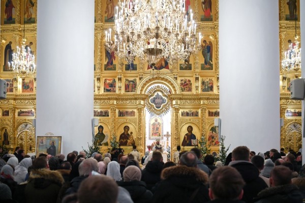 В храмах Верхневолжья проходят праздничные богослужения в честь Рождества Христова