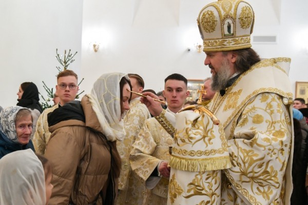 В храмах Верхневолжья проходят праздничные богослужения в честь Рождества Христова