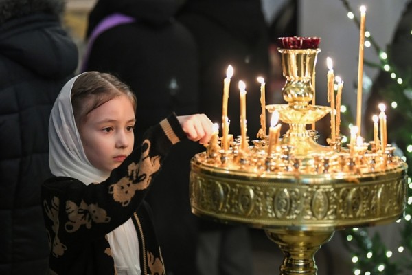 В храмах Верхневолжья проходят праздничные богослужения в честь Рождества Христова